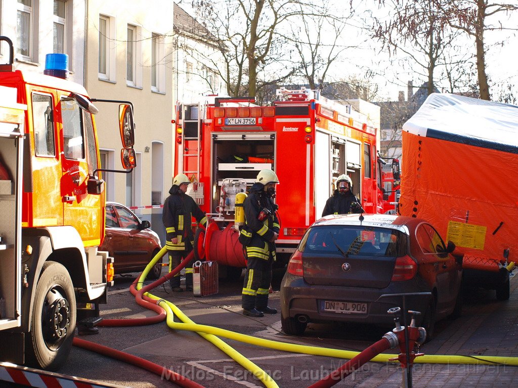 Einsatz Feuerwehr SEK Polizei Koeln Nippes Merheimerstr P028.JPG